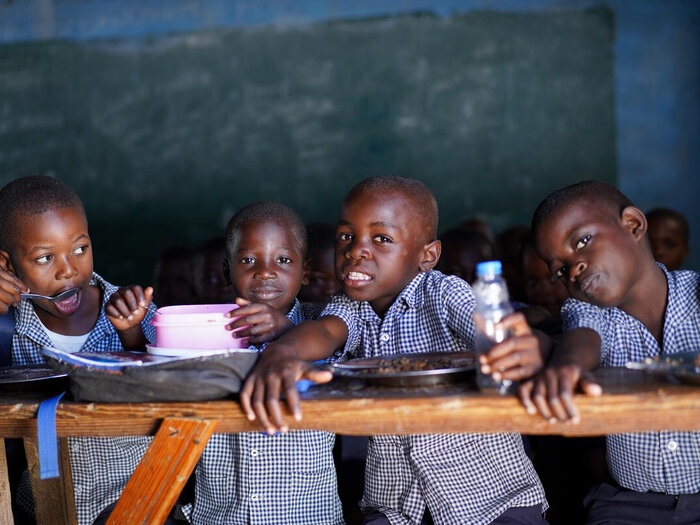 fire børn sidder i deres klasseværelse
